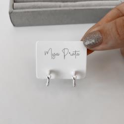 Brinco meia argola torcida com coração 13mm tarraxa