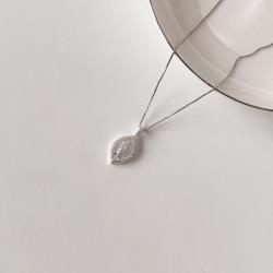 Colar pingente folha cravejada 16mm 45cm