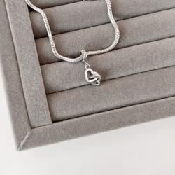 Berloque pingente corações vazados liso e cravejado envelhecido