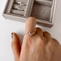 Anel curva detalhe cravejado 