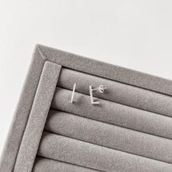 Brinco palito curvado cravejado 14mm