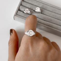 Anel oval letra C cravejada regulável P