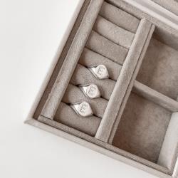 Anel oval letra E cravejada regulável G