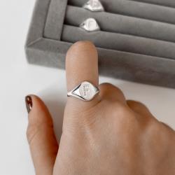 Anel oval letra F cravejada regulável P