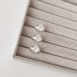 Anel oval letra F cravejada regulável G