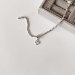 Berloque pingente trevo detalhe cravejado 8mm