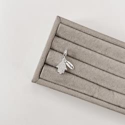 Berloque pingente mão cravejada com placa escrito proteção