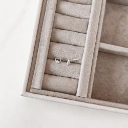 Brinco corações vazado e mini cravejado 6mm