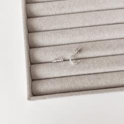 Brinco meia argola detalhe cravejado 11mm tarraxa