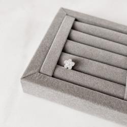 Berloque separador flor cravejada 9mm