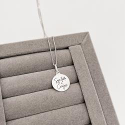 Colar pingente medalha seja forte e corajosa resina 15mm 45cm