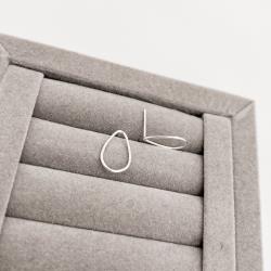 Brinco gota vazada 17mm