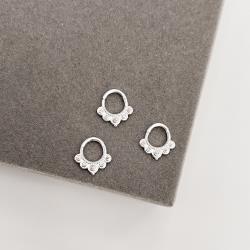 Piercing argola rendada zircônias 7mm trava orelha direita