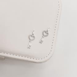 Pingente chave coração vazado cravejado 19mm