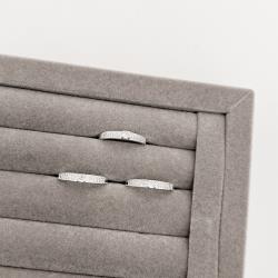 Anel meia aliança duplo cravejado com solitário 