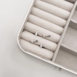 Piercing haste pena 8mm orelha direita