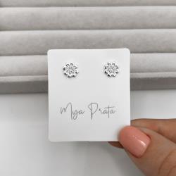 Brinco flor vazada cravejada 8mm