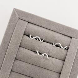 Anel ondulado riscado