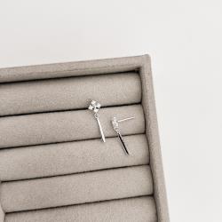 Brinco trevo cravejado 6mm pingente palito 14mm