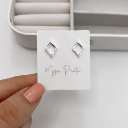 Brinco losango vazado detalhe cravejado 14mm