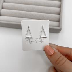 Brinco triângulo vazado detalhe cravejado 20mm