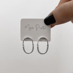 Brinco oval vazado com pingente cravejado 22mm