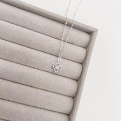 Colar pingente trevo vazado com zircônia 8mm corrente cadeadinho 40cm