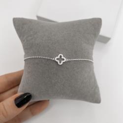 Pulseira entremeio trevo vazado cravejado 10mm