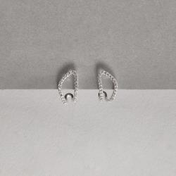 Brinco meia argola assimétrica vazada cravejada 13mm tarraxa