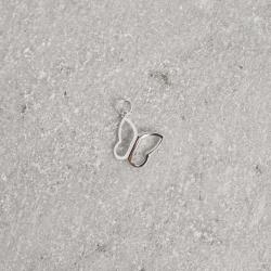 Pingente borboleta vazada de lado 15mm