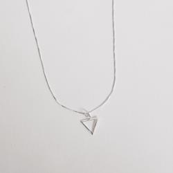Colar pingente triângulo vazado 12mm 40cm
