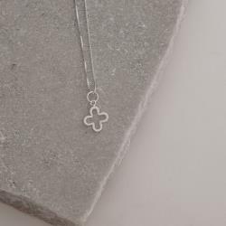 Colar pingente trevo vazado 11mm 45cm