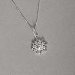 Colar pingente flor vazada cravejada 16mm 45cm