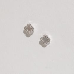 Brinco trevo madrepérola com cravejado 7mm