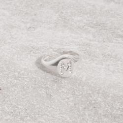 Anel oval letra M cravejada regulável P