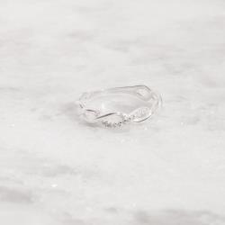 Anel trançado com detalhe cravejado