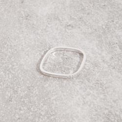 Anel quadrado com detalhe cravejado