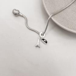 Berloque pingentes torre Eiffel e câmera detalhe cravejado