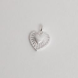 Pingente coração vazado riscado 12mm