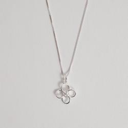 Colar pingente trevo vazado detalhe zircônia 13mm 45cm