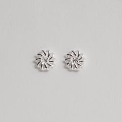 Brinco flor vazada detalhe zircônia 10mm