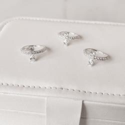 Anel meia aliança detalhe zircônias redonda e gota