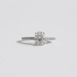 Anel moissanite oval 8x6mm com cravejado ródio