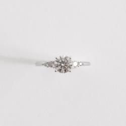 Anel solitário moissanite 6mm com cravejado lateral