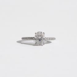 Anel moissanite oval 8x6mm com cravejado ródio