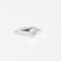 Anel oval com zircônia coração