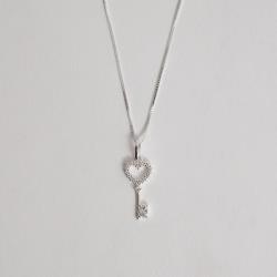 Colar pingente chave coração vazado cravejado 19mm 45cm