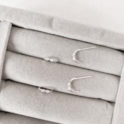 Brinco meia argola 9mm detalhe zircônia