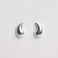 Brinco gota curvada 13mm