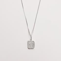 Colar pingente placa letra Q 12mm 45cm